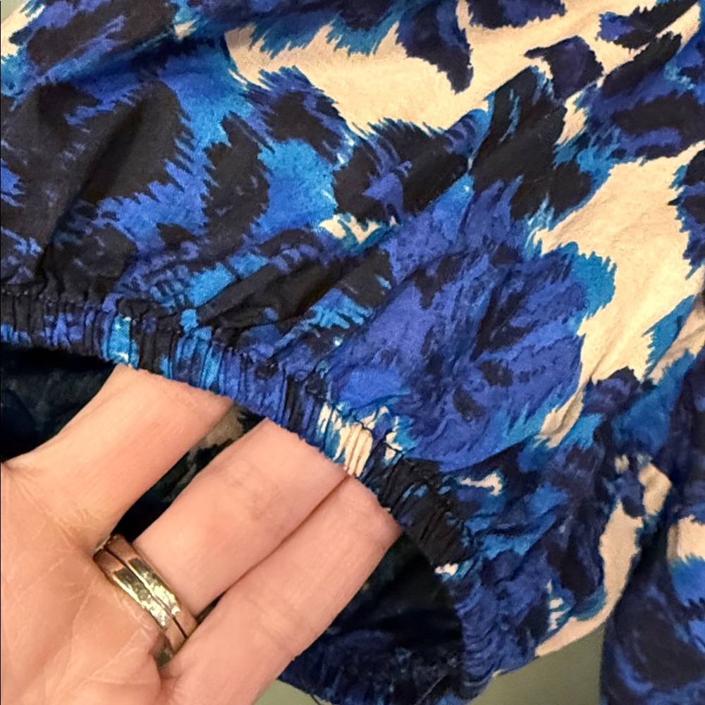 Olivaceous Blue Floral Puff-Sleeve Blouse on Cream - Picture 5 of 8